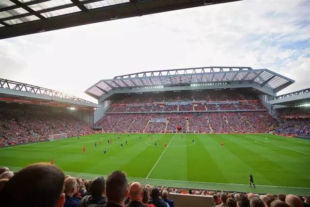 C罗晒与特朗普合照：感谢总统先生的邀请和热情欢迎（C罗晒与特朗普合影：感谢总统先生的邀请与热情接待）