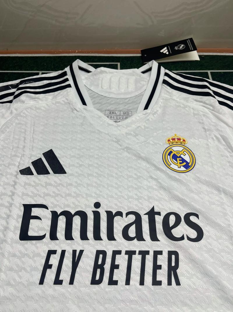 他今天像一位艺术家（他今日尽显艺术家风范）