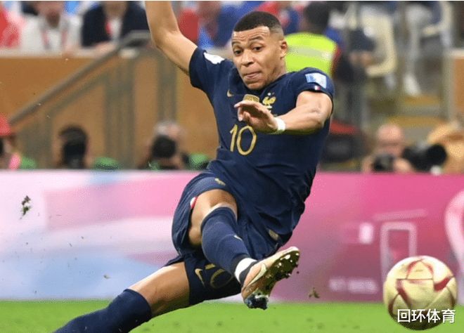 中场一脚直塞把后防撕开了（中场一记直传洞穿防线）